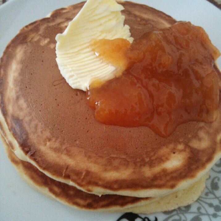 ホットケーキのアプリコットソースかけ